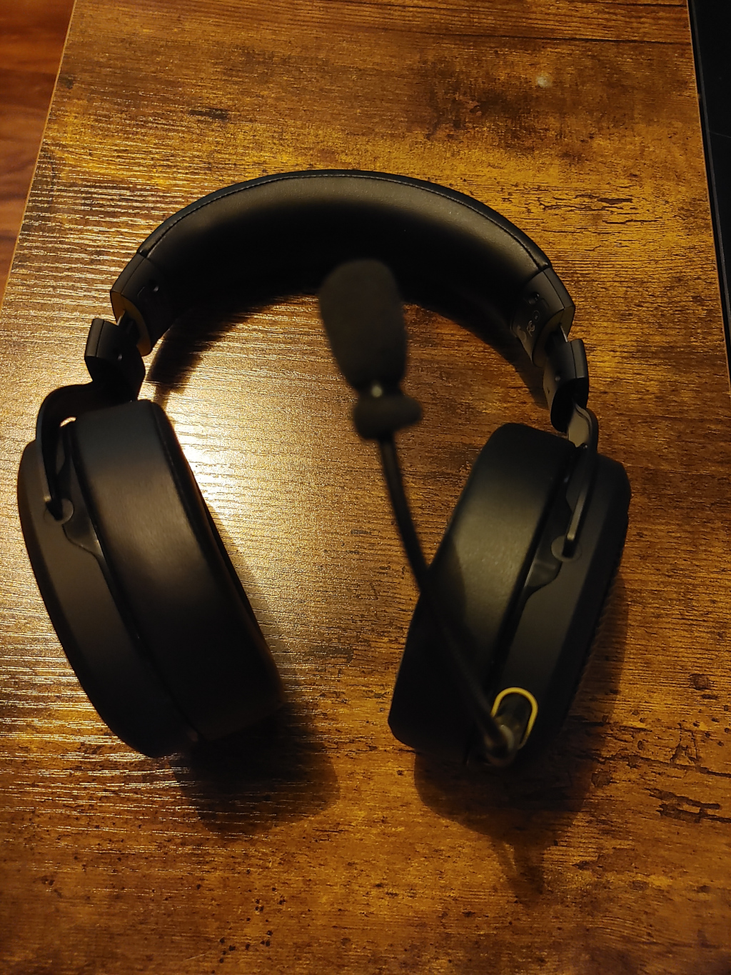 Corsair HS70 Bluetooth Multi-Platform Gaming Headset